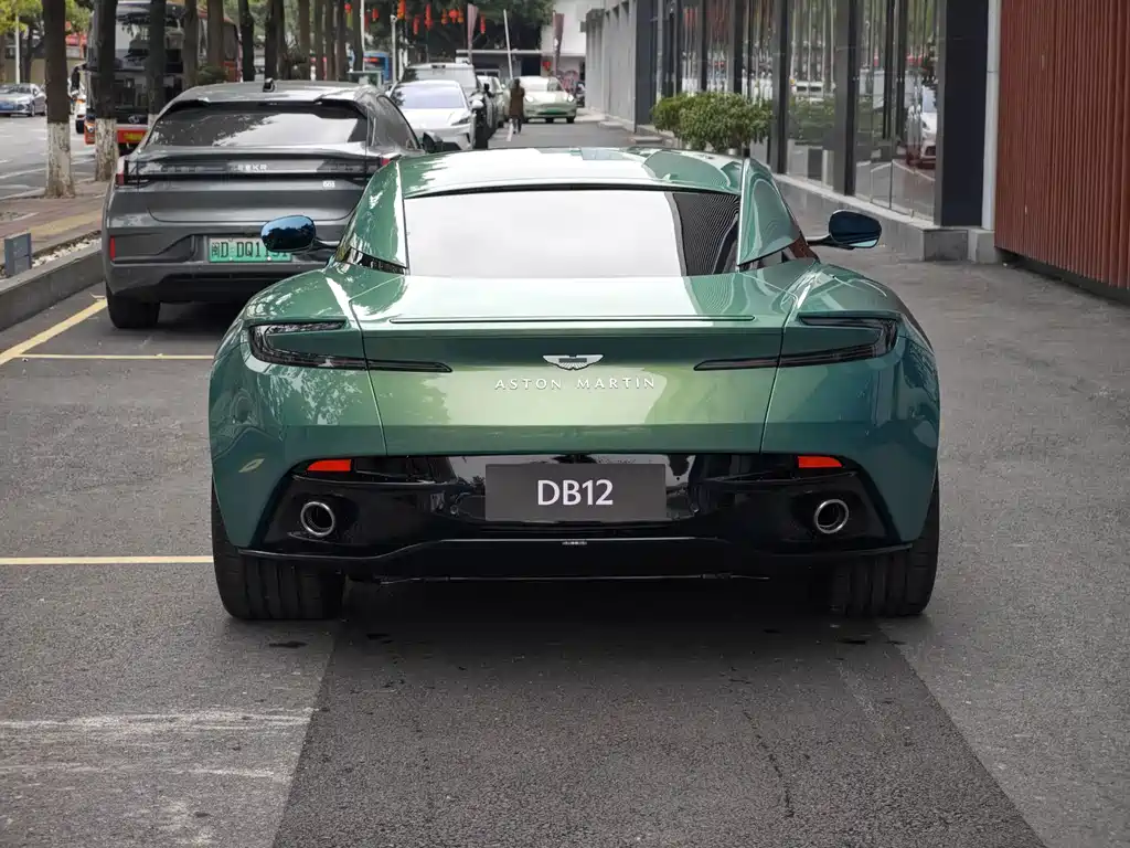 Aston Martin DB12 — миниатюра 5