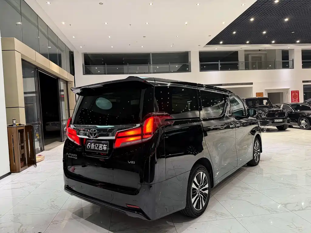 Toyota Alphard — миниатюра 10