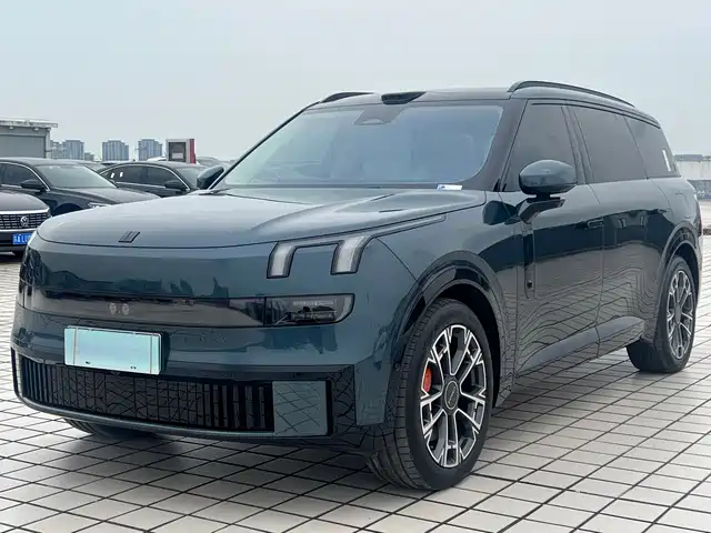 2025 Lynk & Co 900