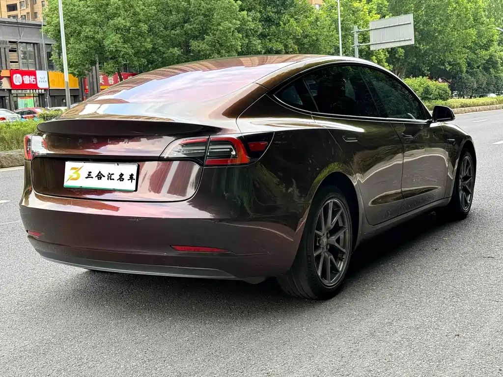 Tesla Model 3 — миниатюра 10