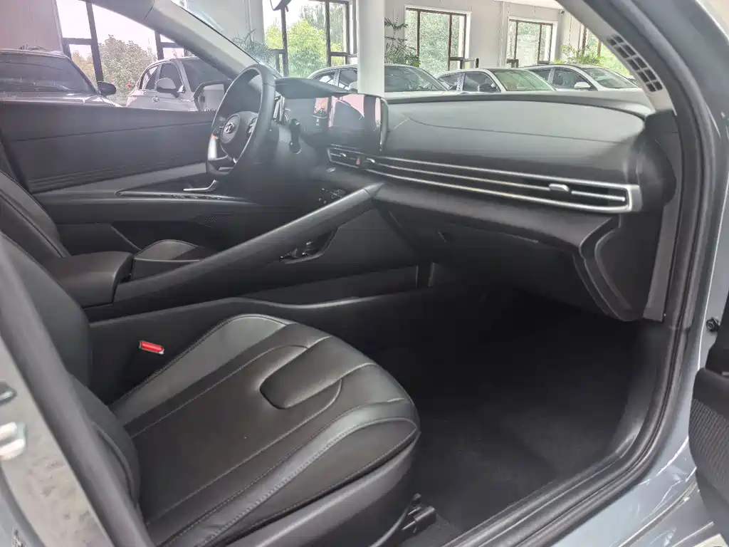 Hyundai Elantra — миниатюра 11