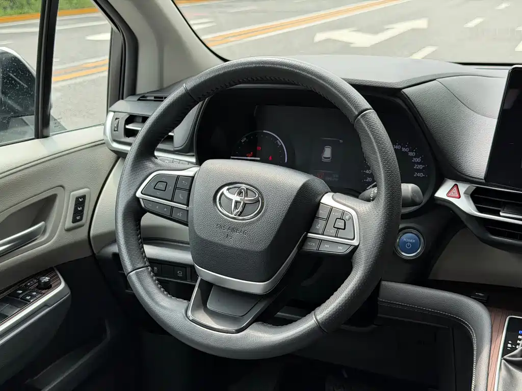 Toyota Granvia — миниатюра 9
