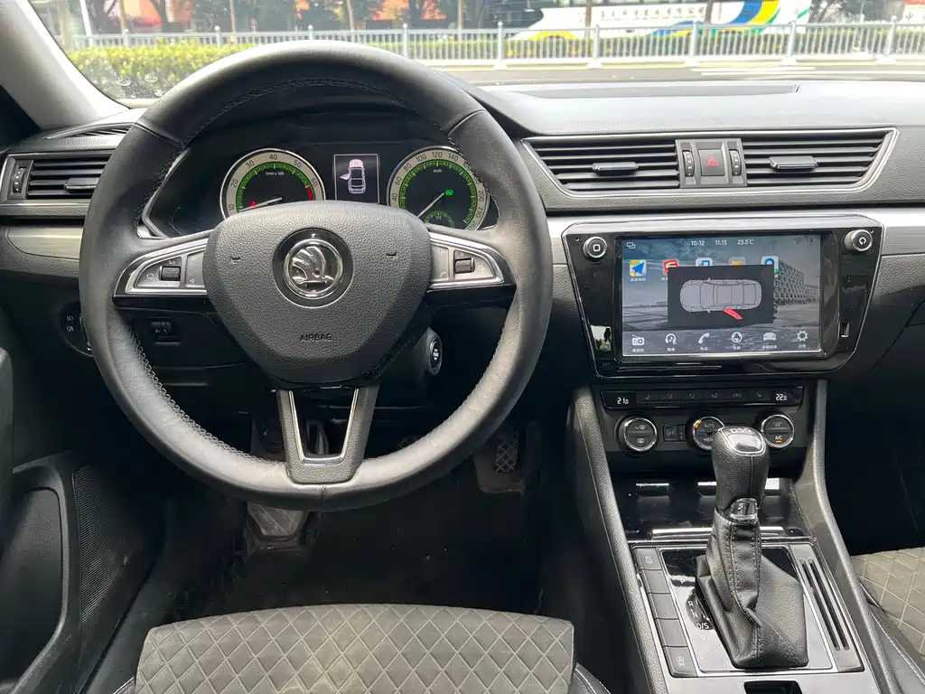 Skoda Superb — миниатюра 10