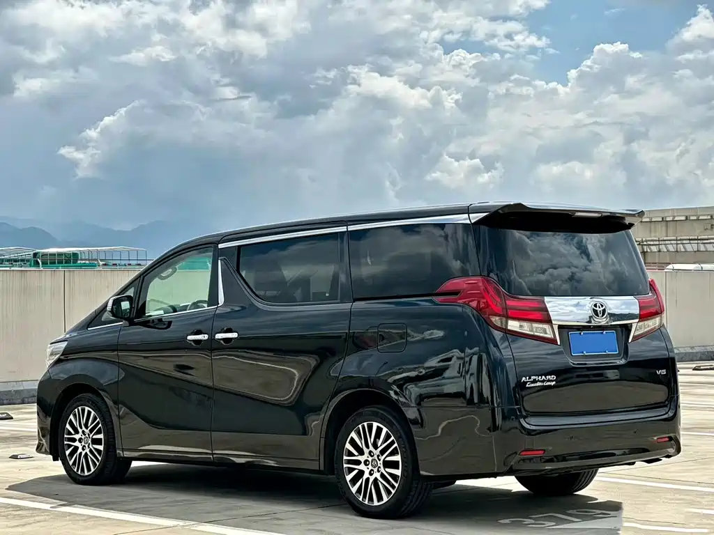 Toyota Alphard — миниатюра 10