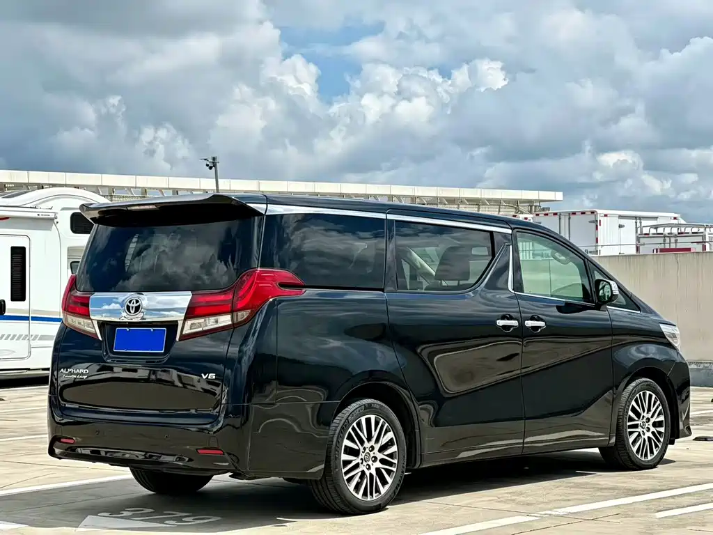 Toyota Alphard — миниатюра 12