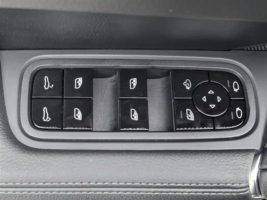 Porsche Cayenne — миниатюра 28