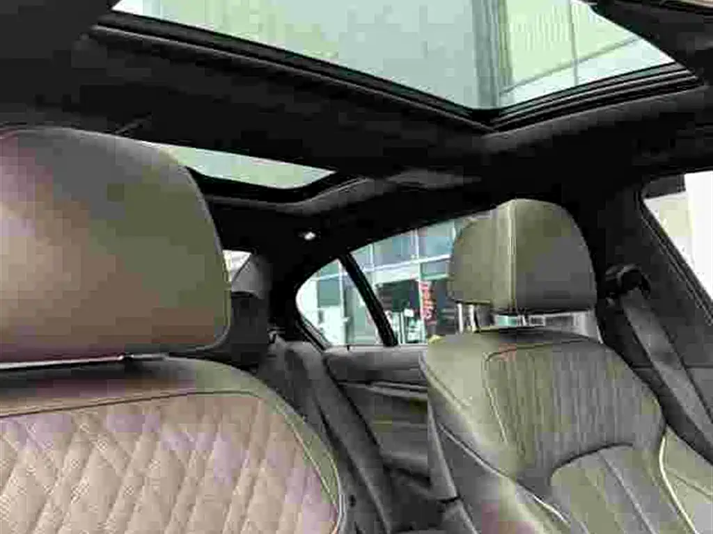 BMW 5 Series — миниатюра 10