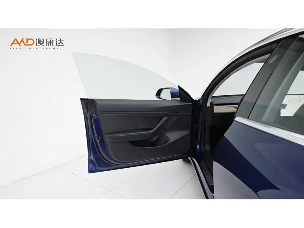 Tesla Model 3 — миниатюра 10