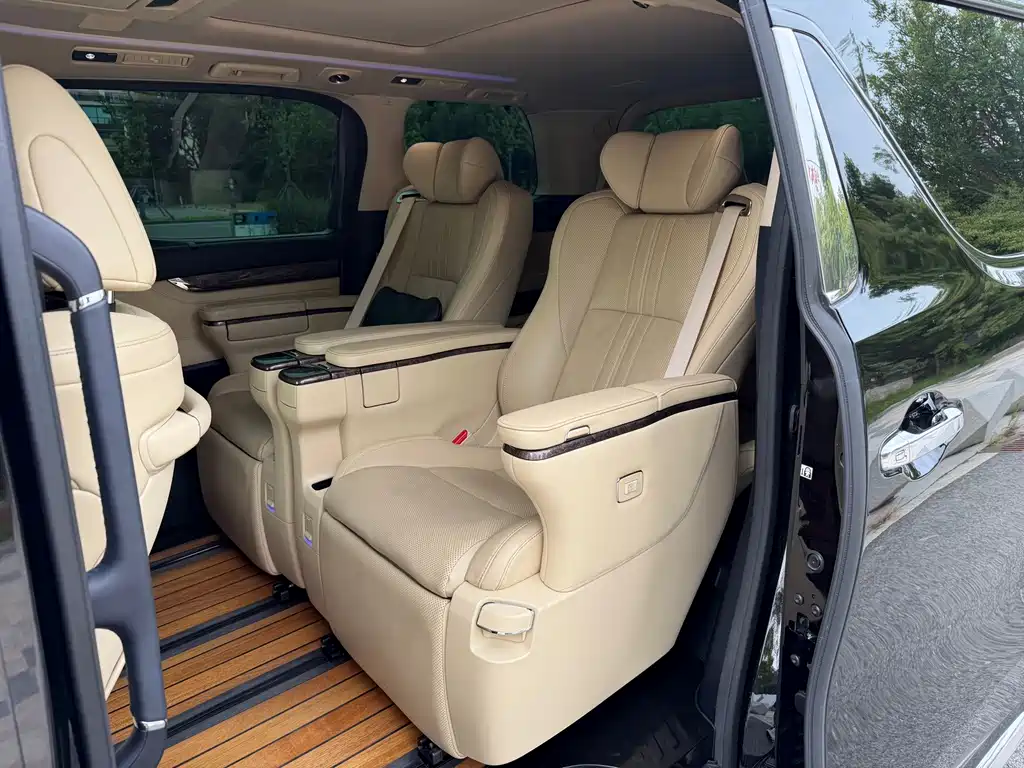 Toyota Alphard — миниатюра 13
