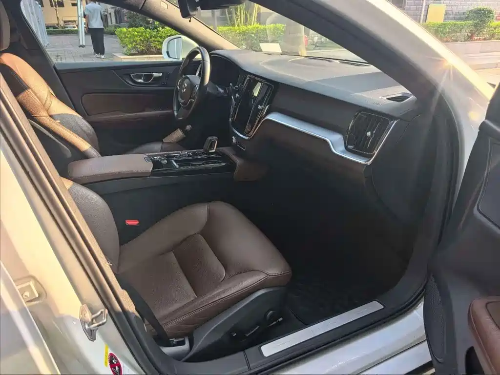 Volvo S60 PHEV — миниатюра 4