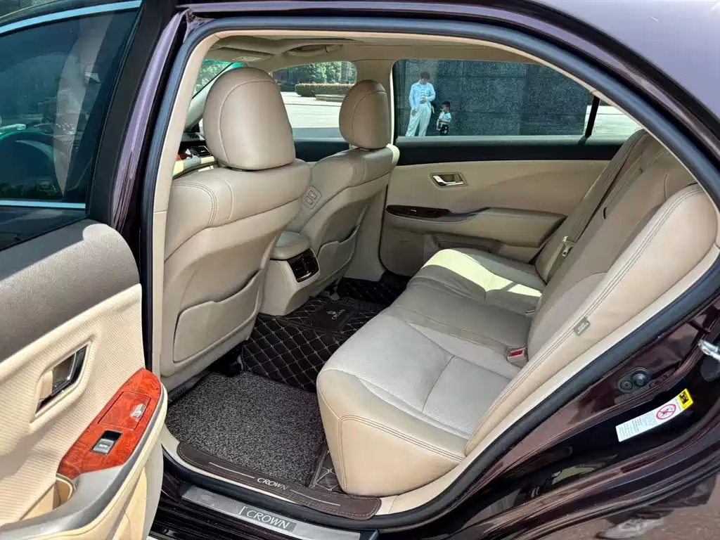 Toyota Crown — миниатюра 7