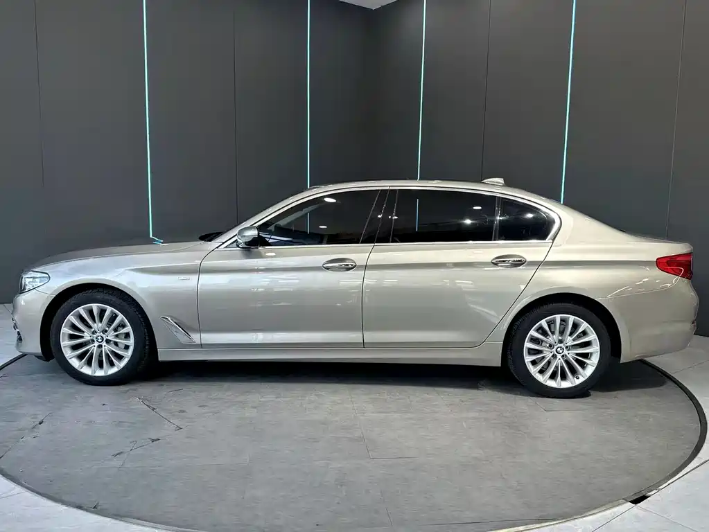 BMW 5 Series — миниатюра 4