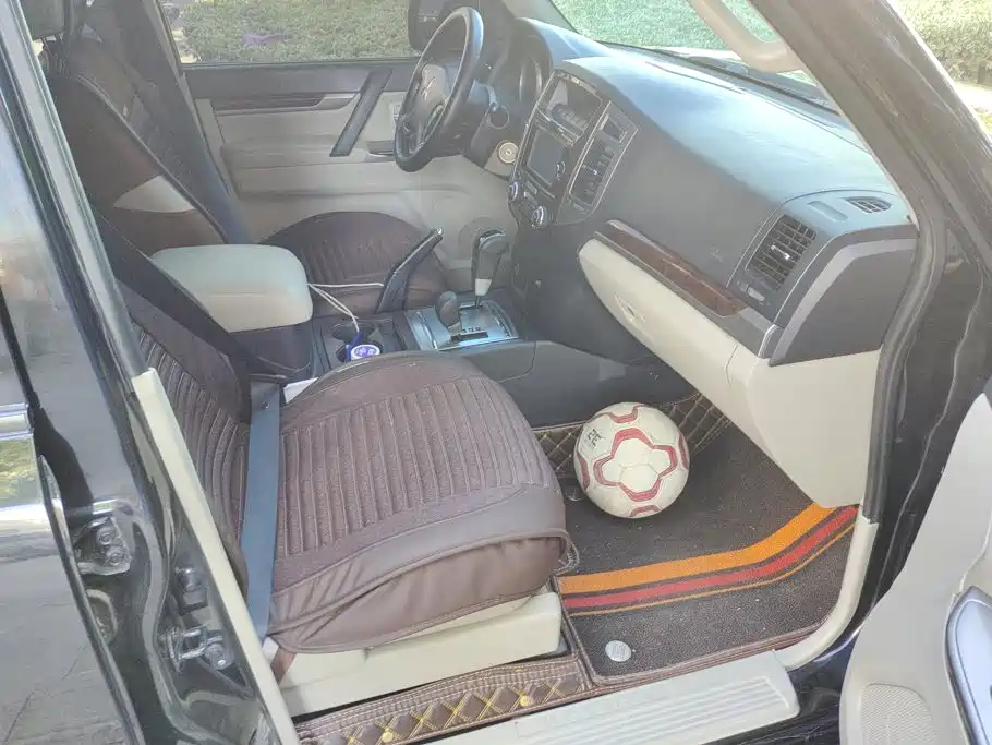 Mitsubishi Pajero (Import) — миниатюра 8