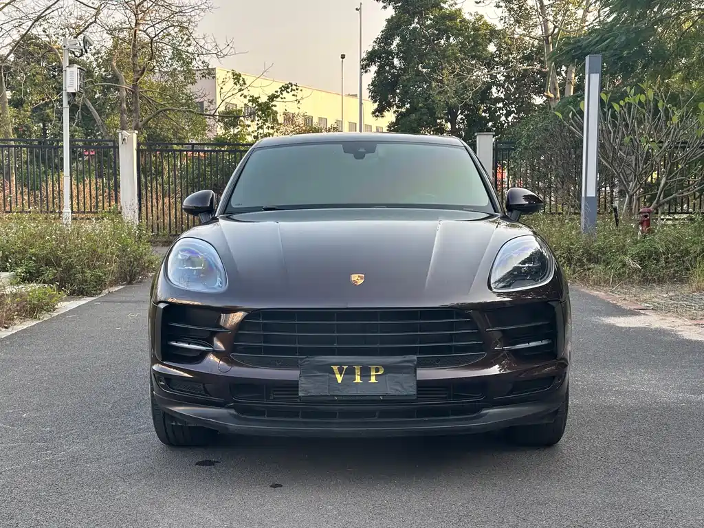 PORSCHE MACAN