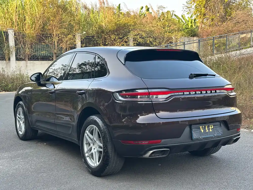 PORSCHE MACAN