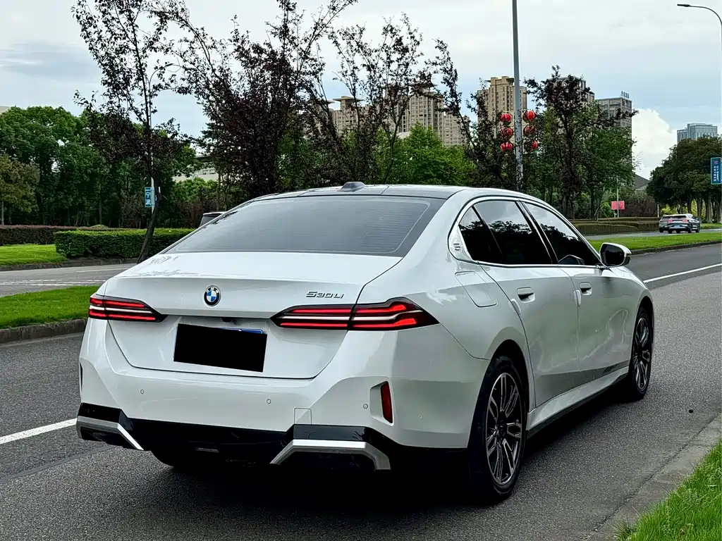 BMW 5 Series — миниатюра 10