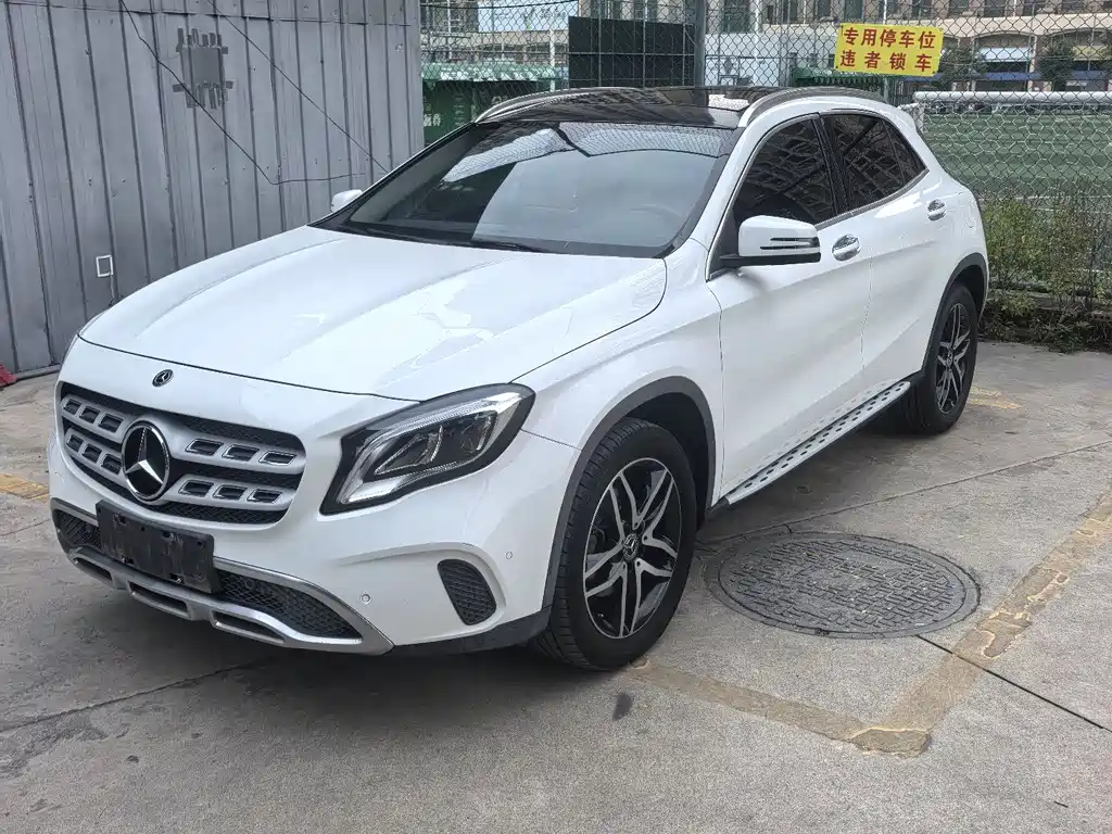 MERCEDES-BENZ GLA