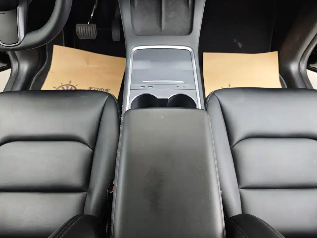 Tesla Model Y — миниатюра 15