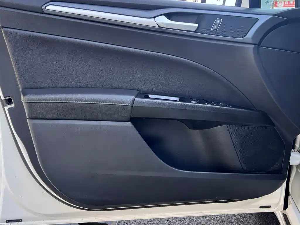 Ford Mondeo — миниатюра 6