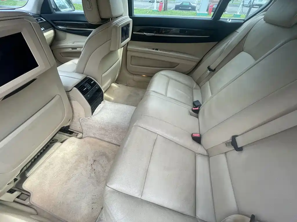 BMW 7 Series — миниатюра 14