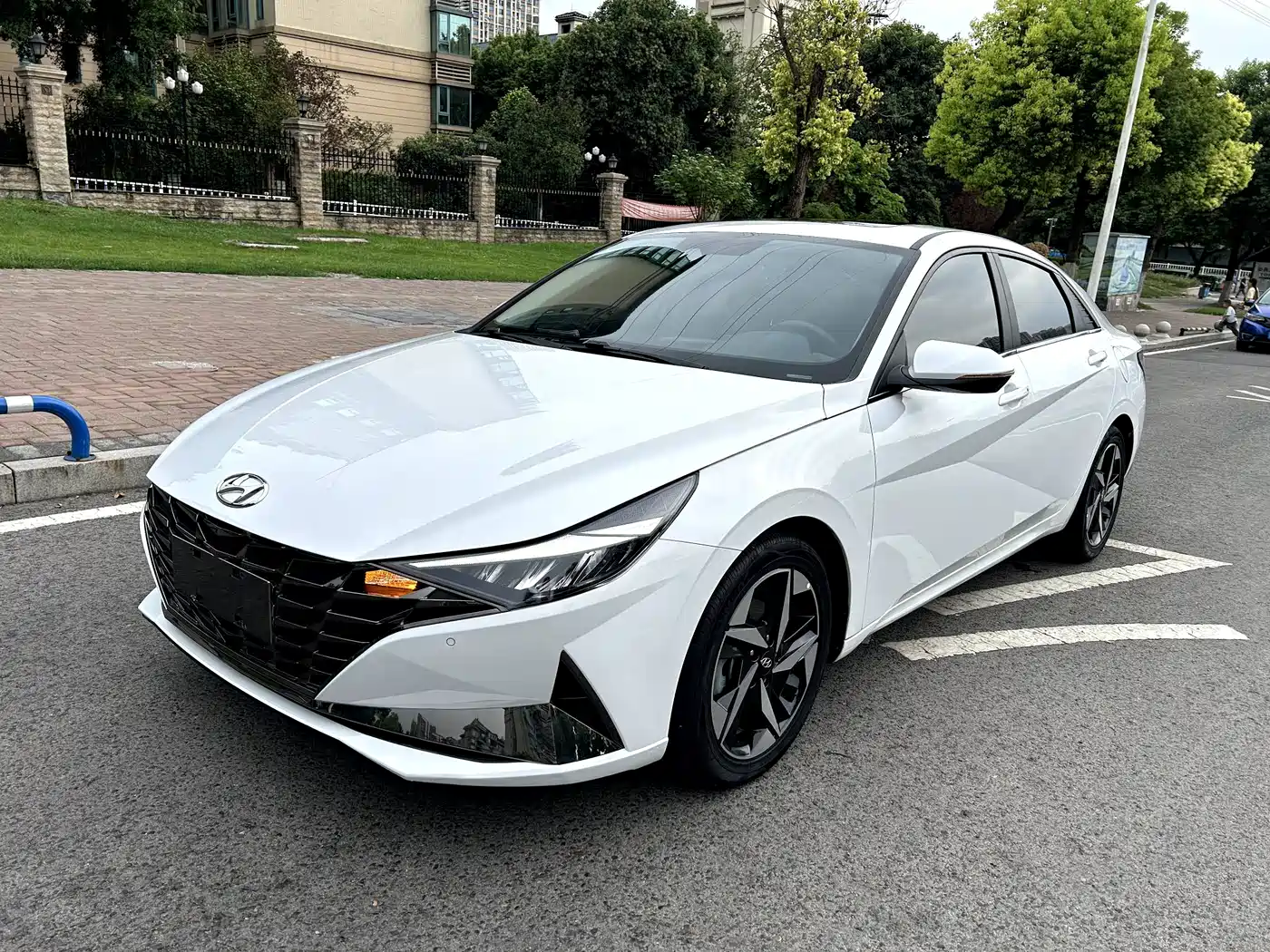 伊兰特 2022款 1.5L CVT LUX尊贵版 2023