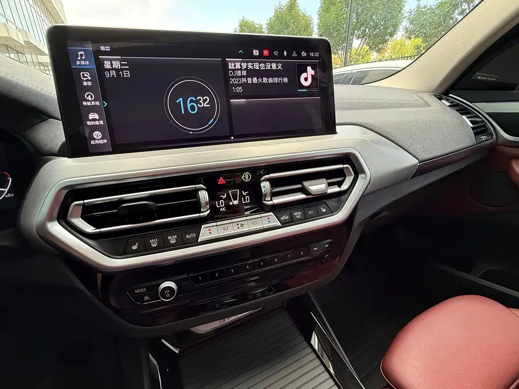 BMW iX3 — миниатюра 14