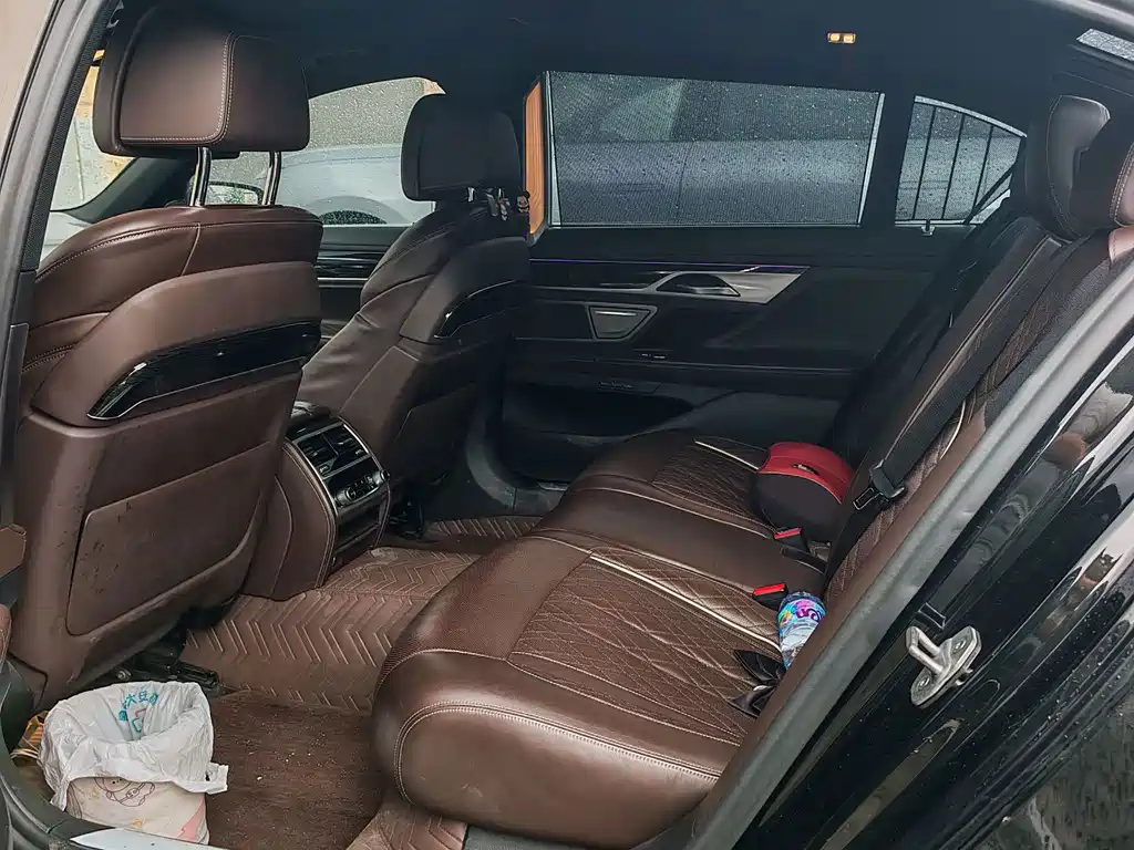 BMW 7 Series — миниатюра 6