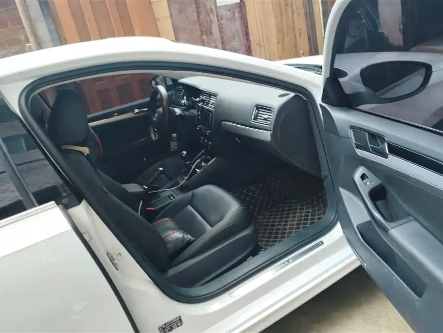 Volkswagen Sagitar 2018 1.6L MT Comfort