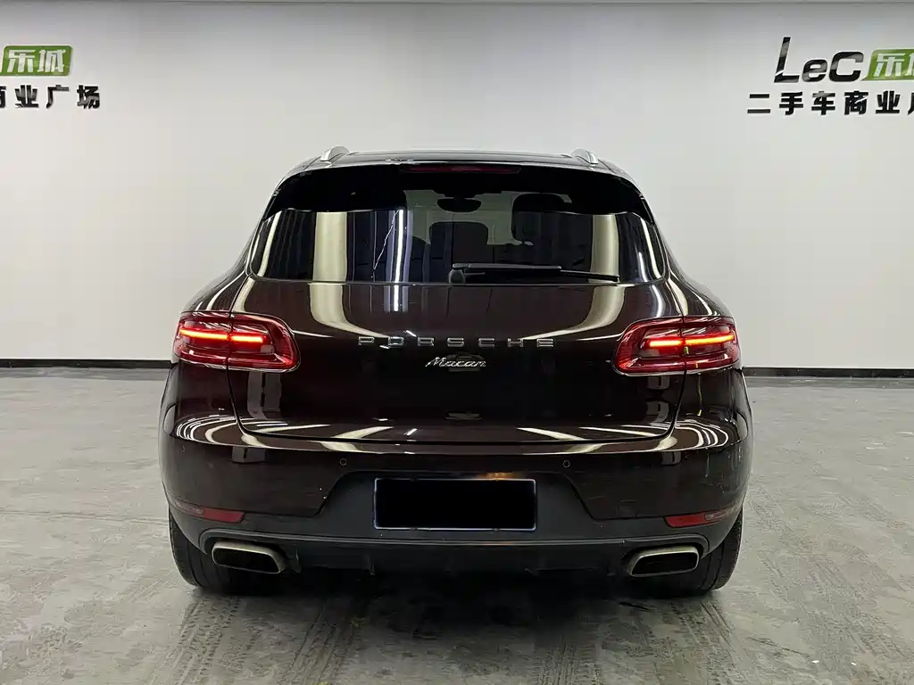 PORSCHE MACAN