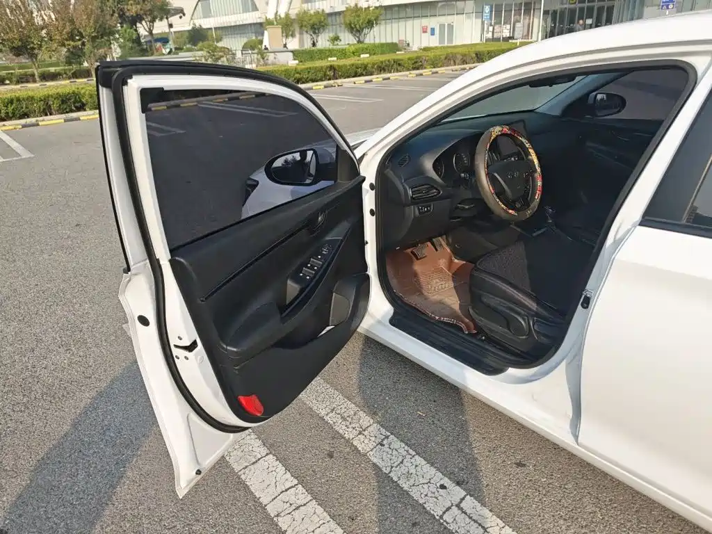 Hyundai Elantra — миниатюра 17