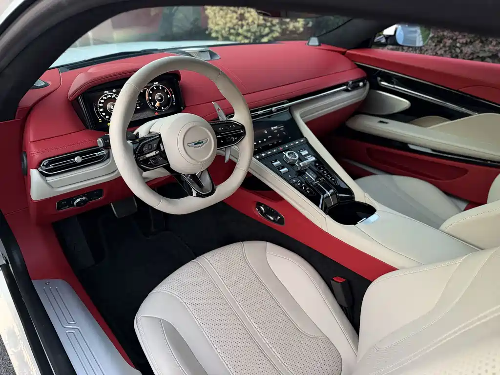 Aston Martin DB12 — миниатюра 6