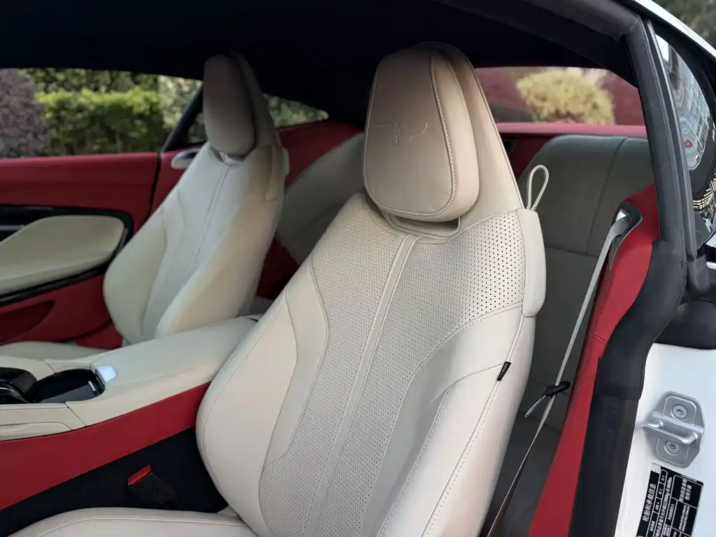 Aston Martin DB12 — миниатюра 7