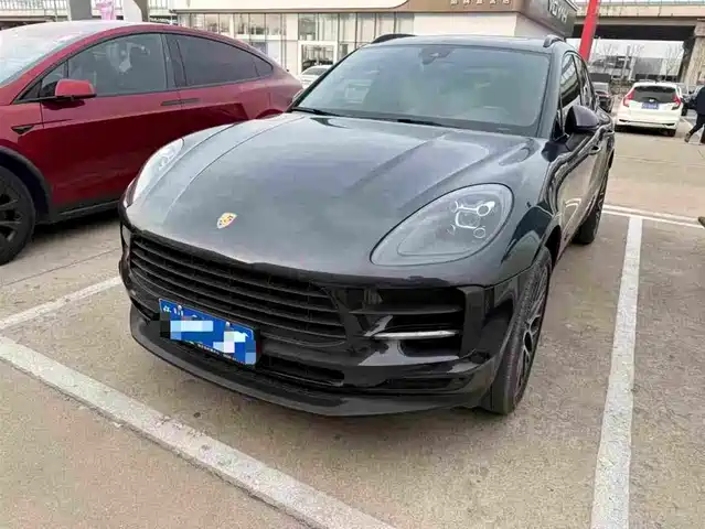 PORSCHE MACAN