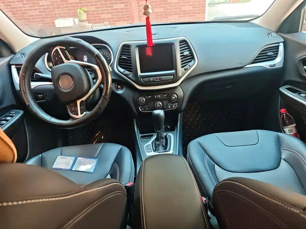 Jeep Cherokee — миниатюра 5