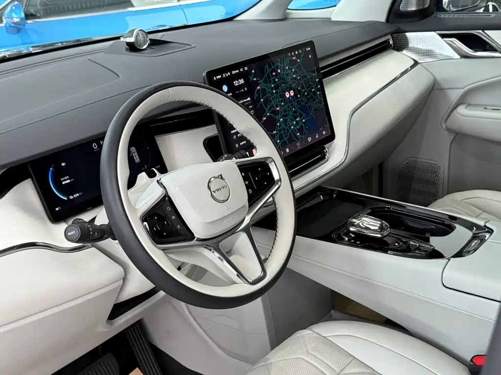 Volvo EM90 2025 Ultra мест