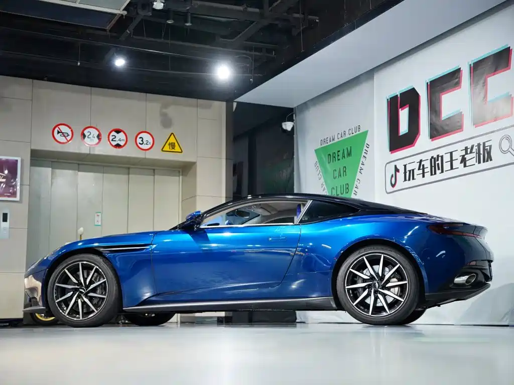 Aston Martin DB11 — миниатюра 9