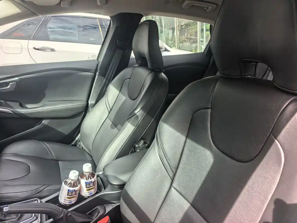 Volvo V40 — миниатюра 10