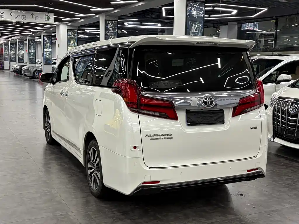 Toyota Alphard — миниатюра 12