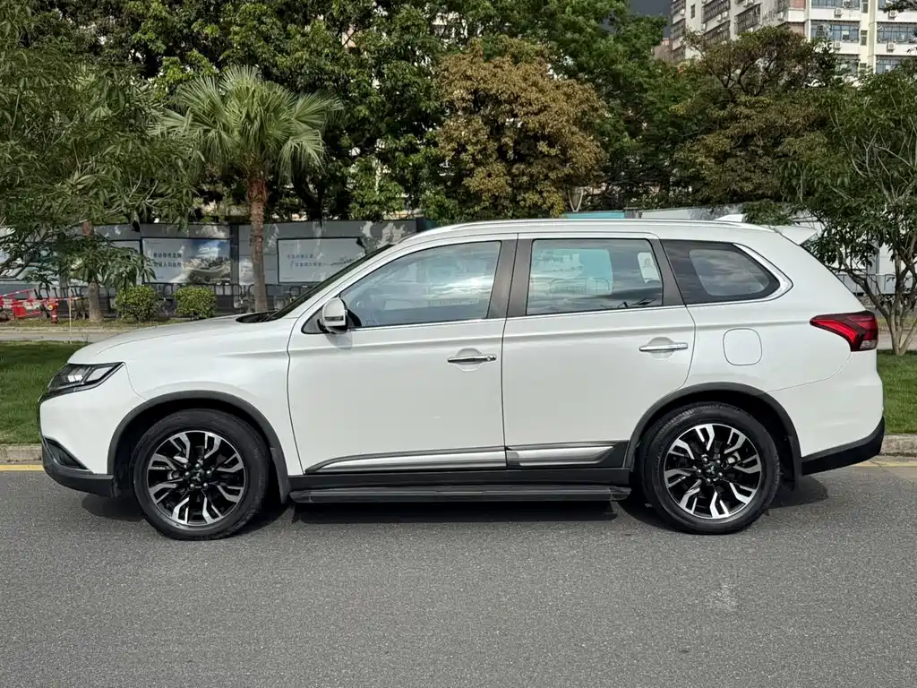 Mitsubishi Outlander 2020 2.4L 7 мест