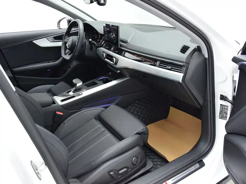 Audi A4L 2023 40 TFSI Luxury