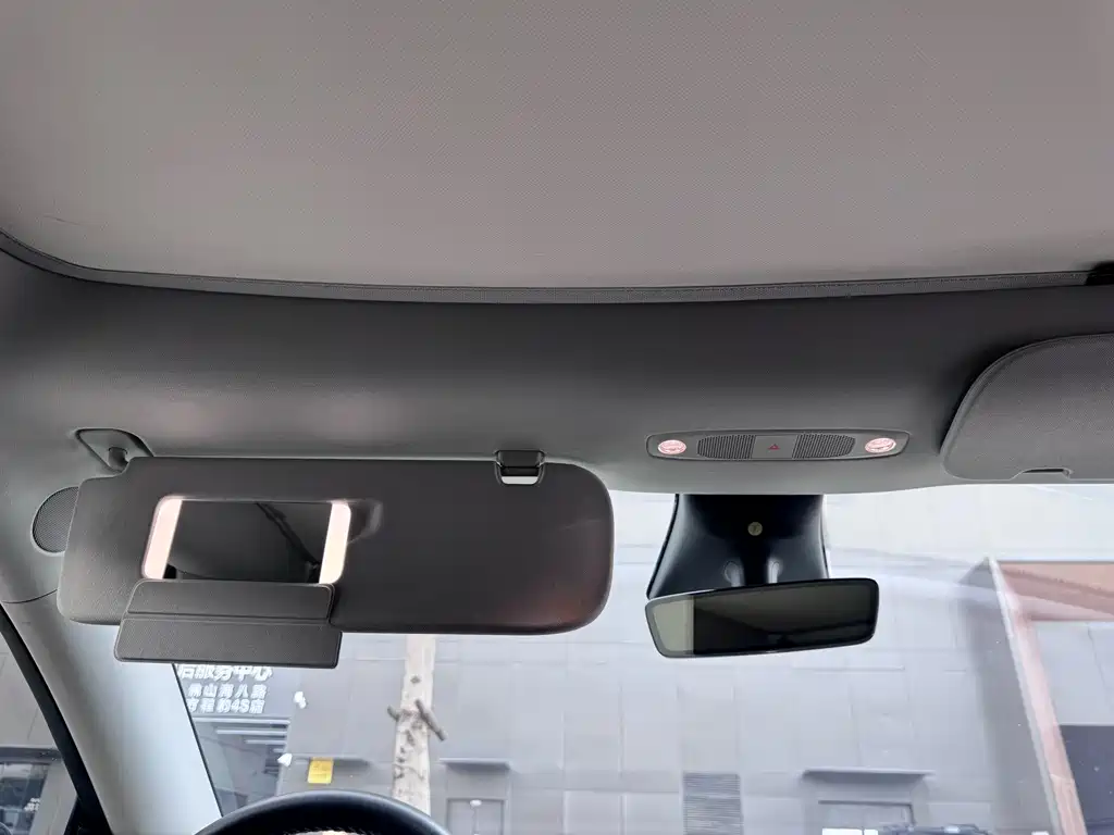 Tesla Model Y — миниатюра 15