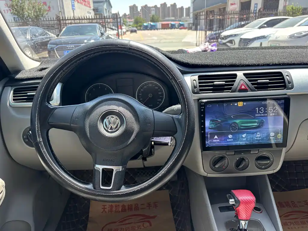 Volkswagen Bora 2011 1.6L AT Comfort