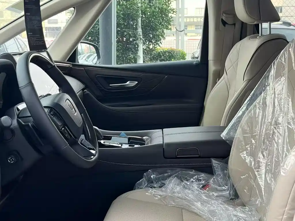 Toyota Alphard — миниатюра 2