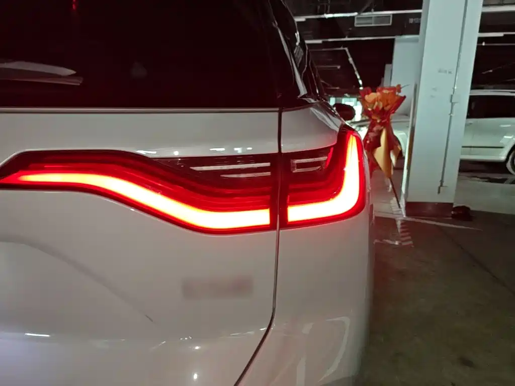 NIO ES8 2020 415KM мест