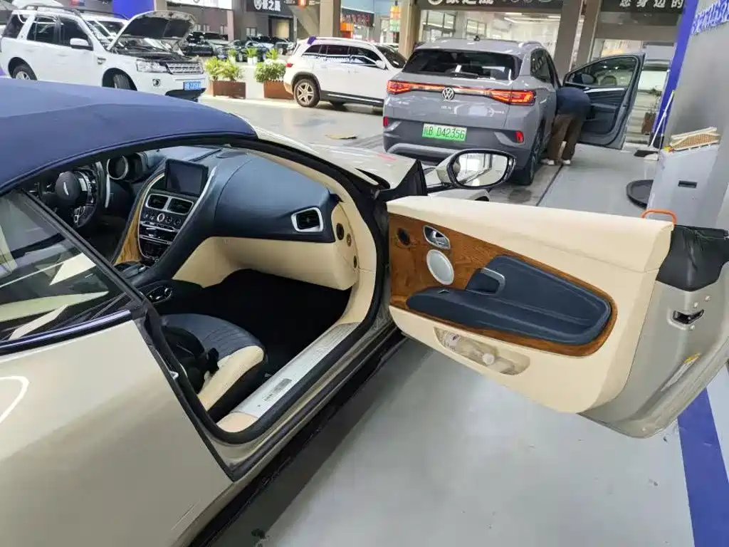 Aston Martin DB11 — миниатюра 8