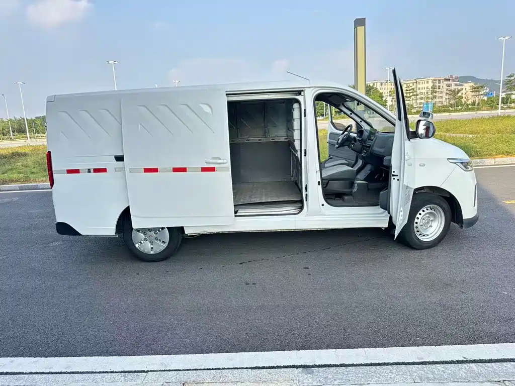 Wuling Yangguang — миниатюра 9
