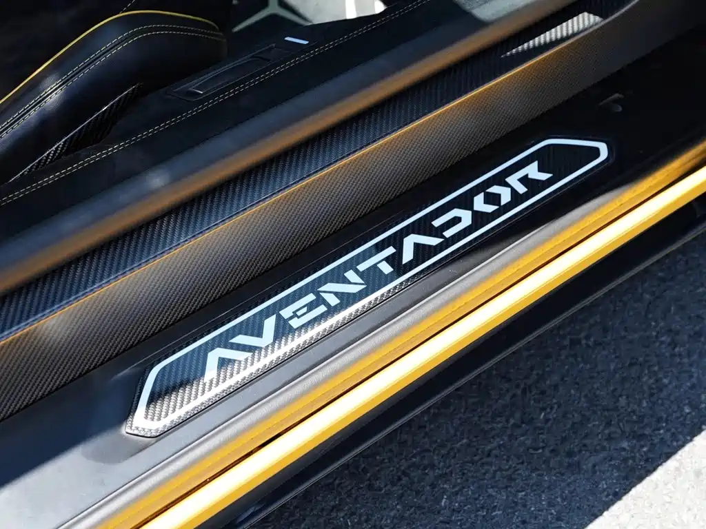 LAMBORGHINI AVENTADOR