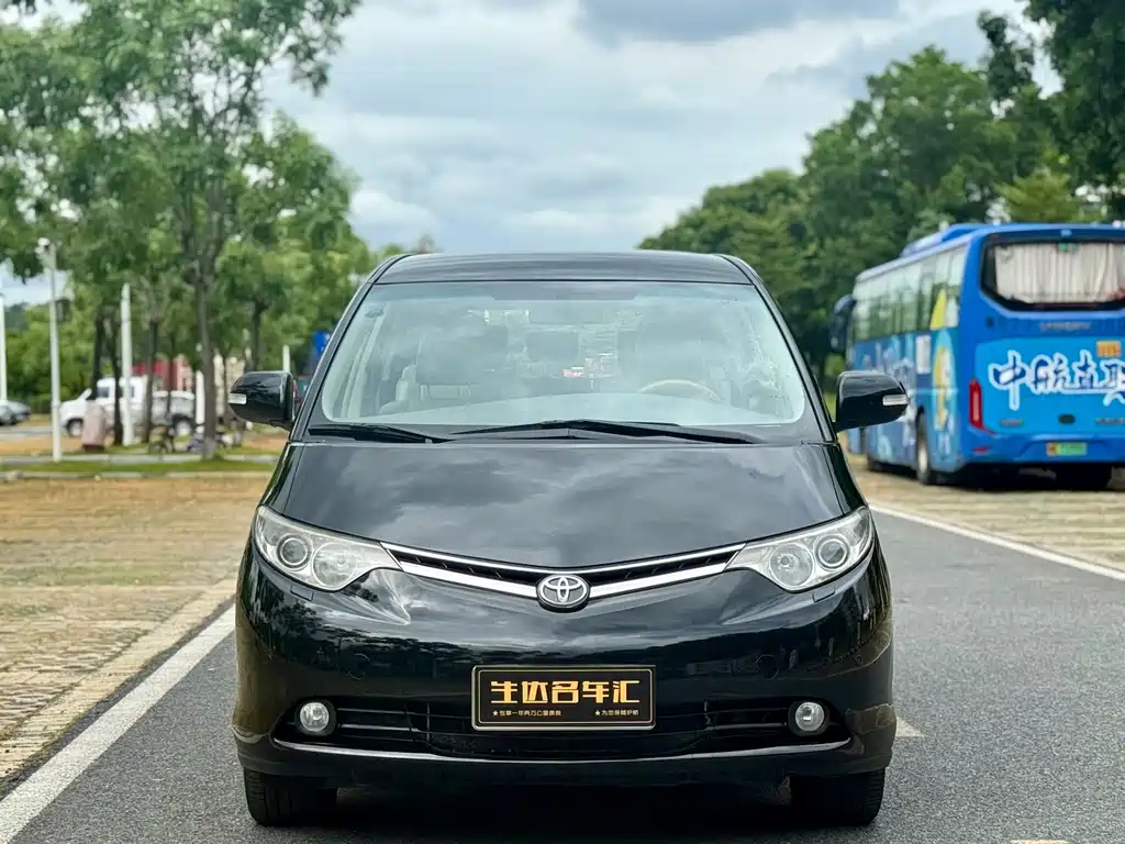 Toyota Previa — миниатюра 2