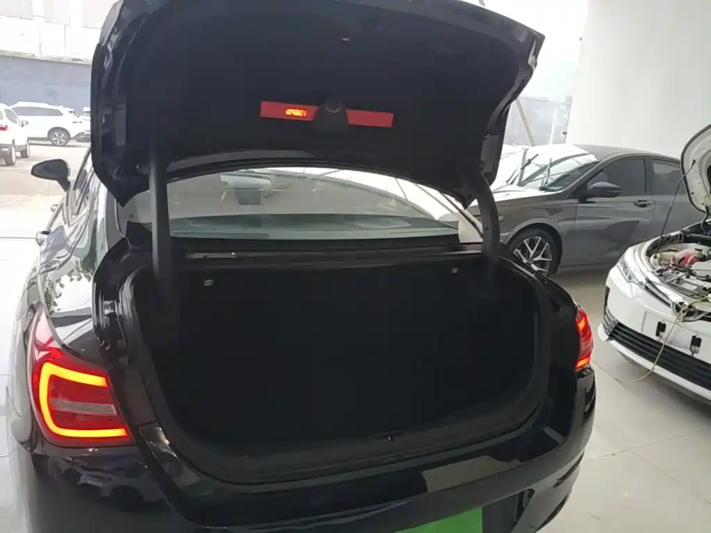 Hongqi Hongqi H5 — миниатюра 19