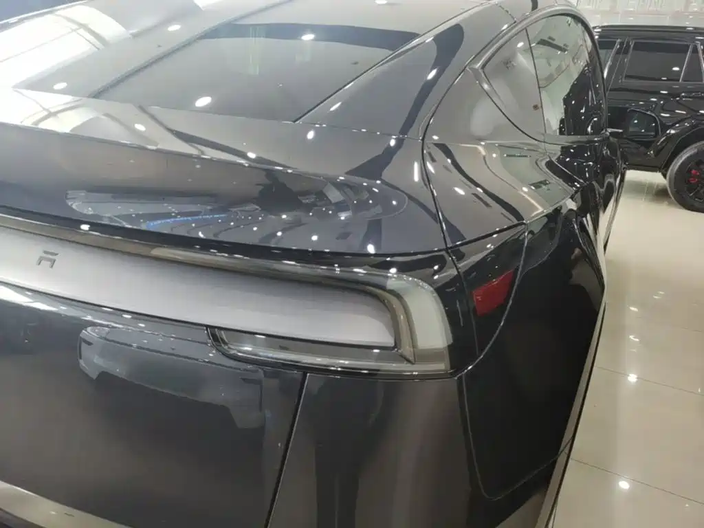 Tesla Model Y — миниатюра 8